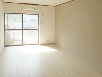 草加市のアパート改修（リフォーム）の価格：床と壁紙から雰囲気一新