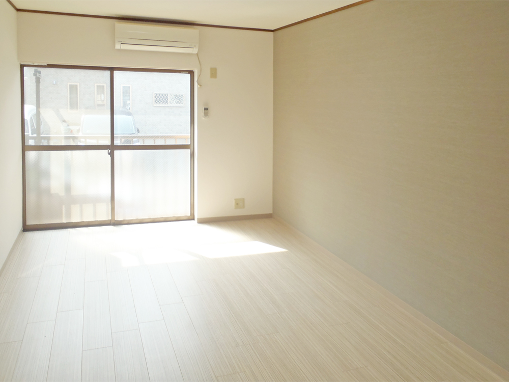 白を基調にお部屋の雰囲気をがらりと変える<br>清潔感溢れる床フローリングと壁紙リフォーム